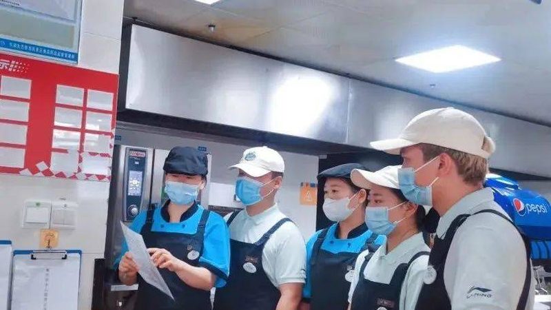 火锅底料作为一种常见的餐饮产品，在托运过程中需要特别注意以下几点：